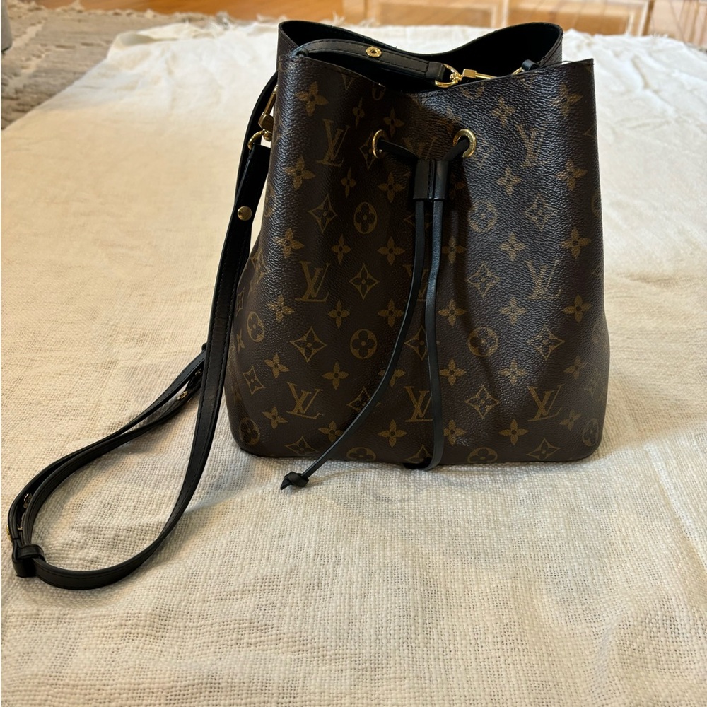 Authentic Louis Vuitton Neoneo mm bucket bag with black interior.